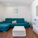 Serene Blue 1 Bdr Flat With Balcony By Lovelystay ポルティマン