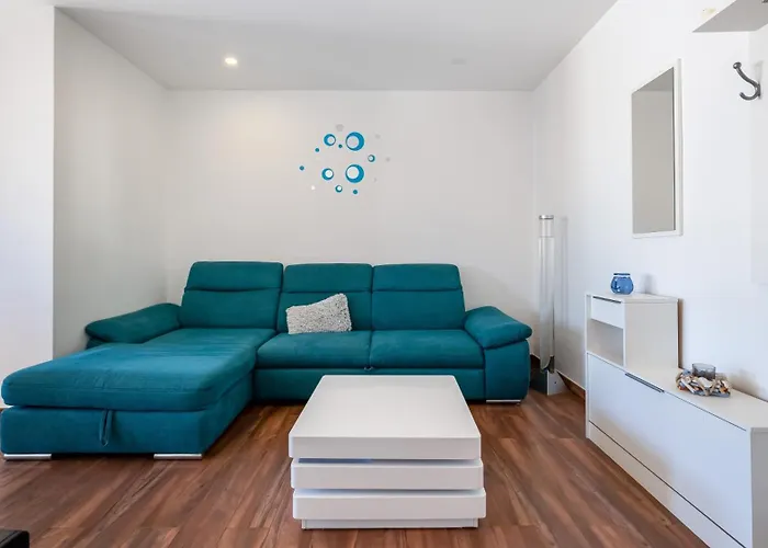 Serene Blue 1 Bdr Flat With Balcony By Lovelystay 포티마오