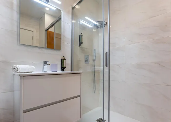 아파트 Serene Blue 1 Bdr Flat With Balcony By Lovelystay