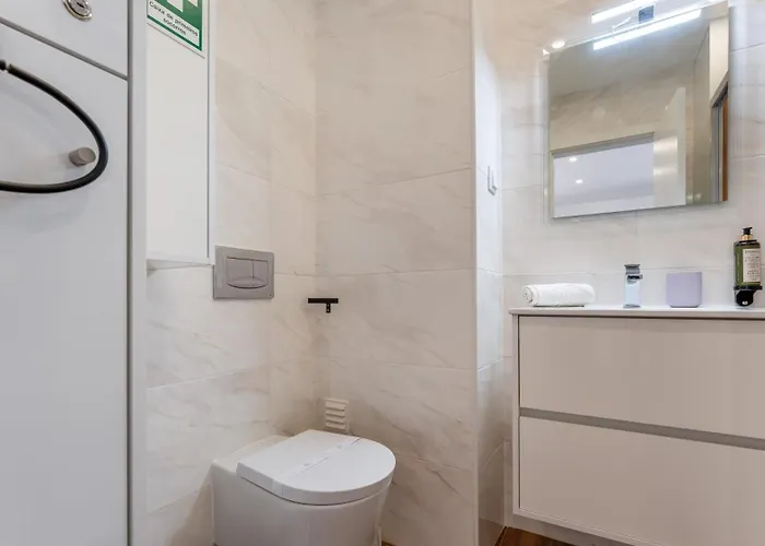 Serene Blue 1 Bdr Flat With Balcony By Lovelystay 포티마오