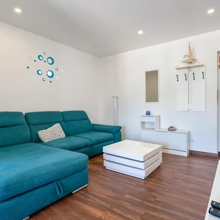 Serene Blue 1 Bdr Flat With Balcony By Lovelystay Apartment
