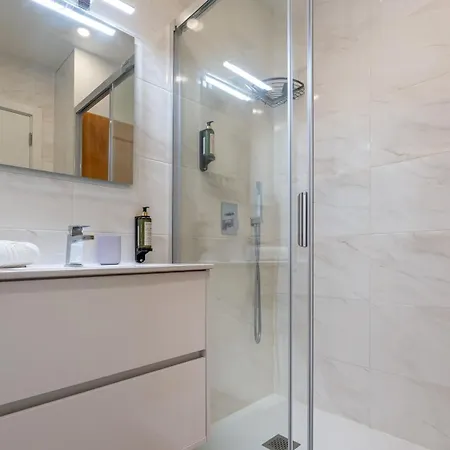 Appartamento Serene Blue 1 Bdr Flat With Balcony By Lovelystay